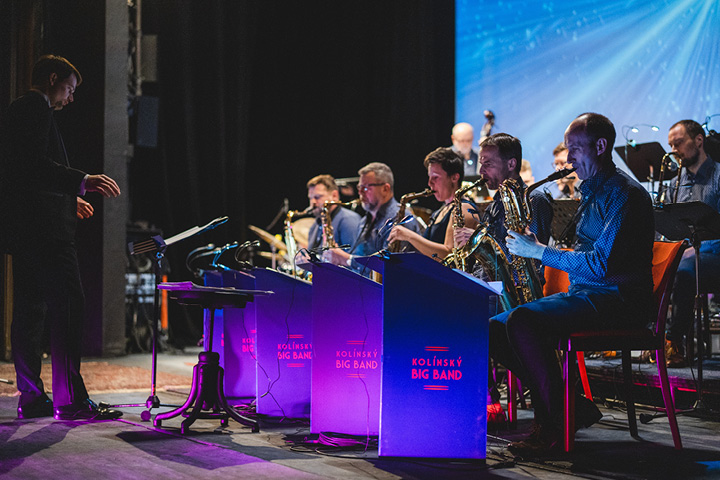 Kolínský Big Band hraje melodie stříbrných pláten
